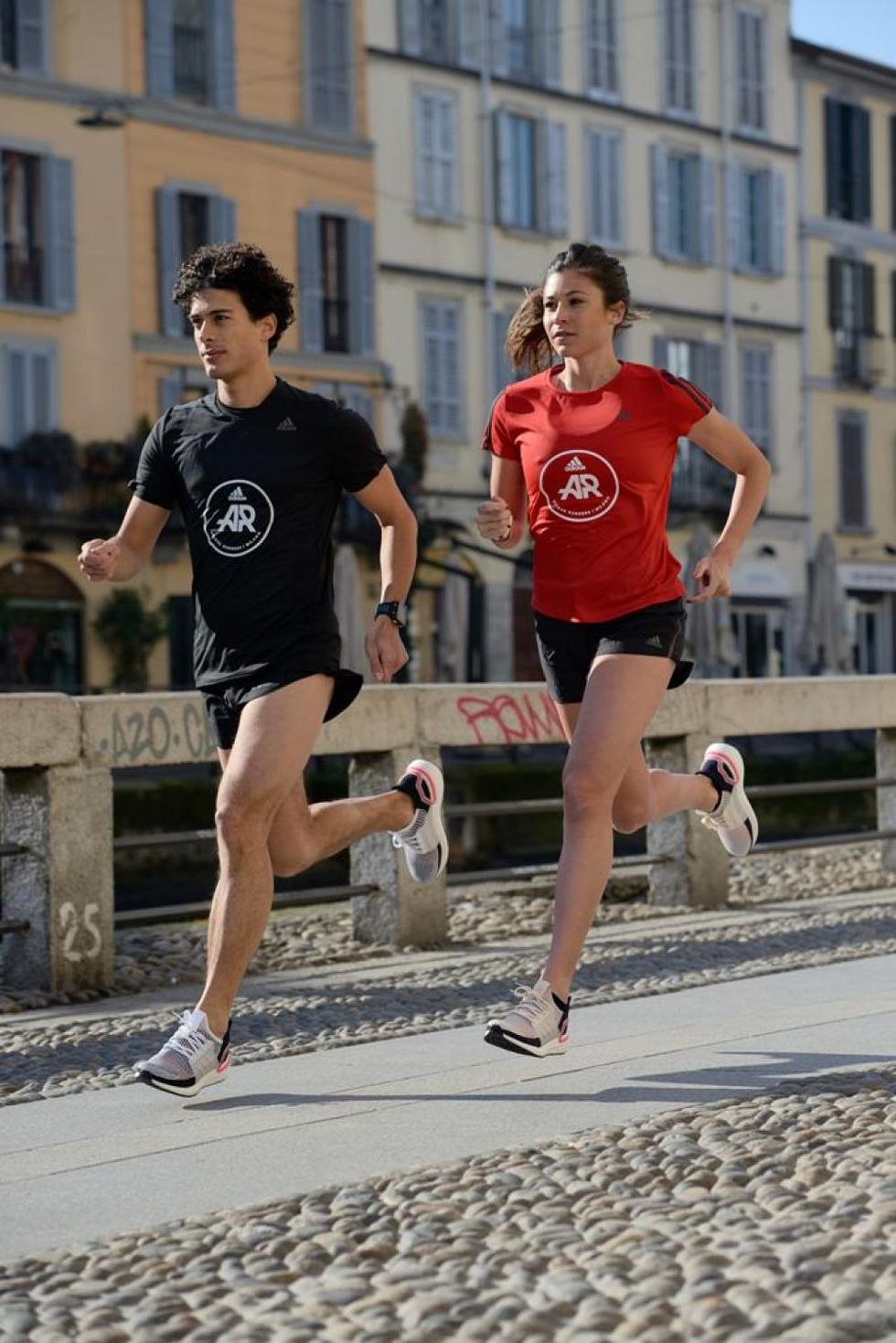 Sara Galimberti e Paolo Bellomo durante lo shooting di Runner&#39;s World in zona Darsena, Milano
