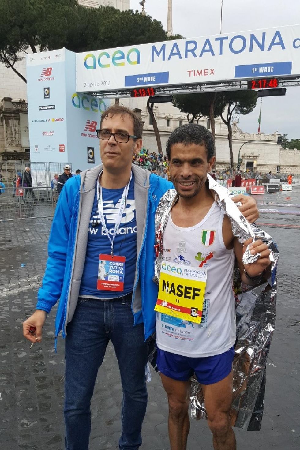 L&#39;azzurro Ahmed Nasef, 42enne campione italiano della maratona e primo italiano al traguardo, con l&#39;addetto stampa della Maratona di Roma Federico Pasquali.