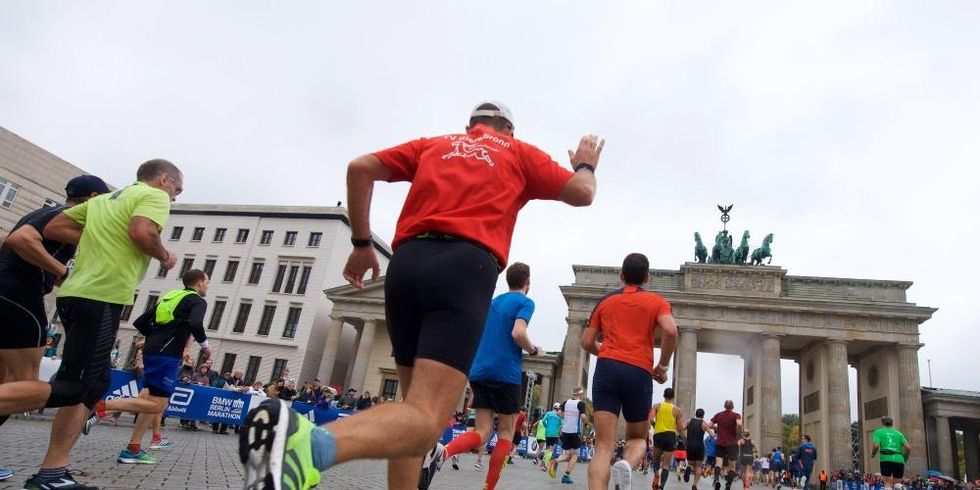 Runner in prossimit&agrave; della Porta di Brandeburgo, il monumento simbolo della Maratona di Berlino. (foto SCC EVENTS/camera4) 