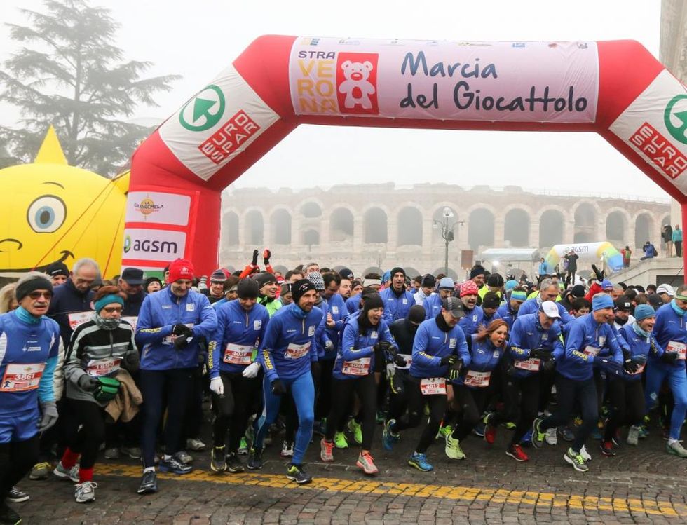 La partenza della Marcia del Giocattolo a Verona che quest&#39;anno, l&#39;8 dicembre, festeggia la 40esima edizione.
