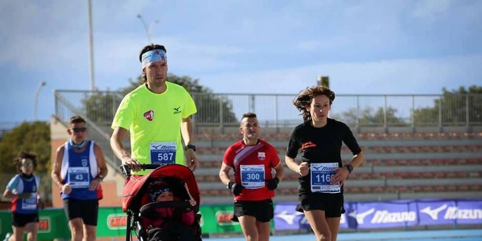 Luca Mattavelli in azione con stroller e figlia, alla CRAI Cagliari Respira (foto di Sonia Siddi)