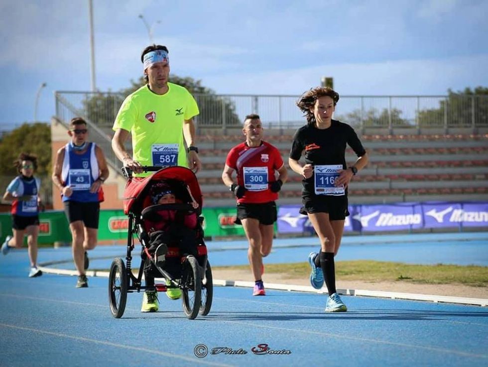 Luca Mattavelli in azione con stroller e figlia, alla CRAI Cagliari Respira (foto di Sonia Siddi)