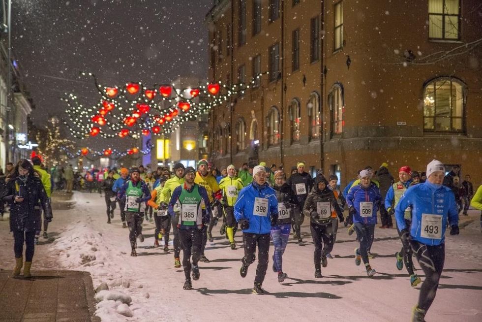 La PolarNight Halfmarathon &egrave; una mezza maratona che si corre il 6 di gennaio nella cittadina norvegese di Troms&oslash;, 350 km a nord del Circolo Polare Artico. (Tiller Foto) 