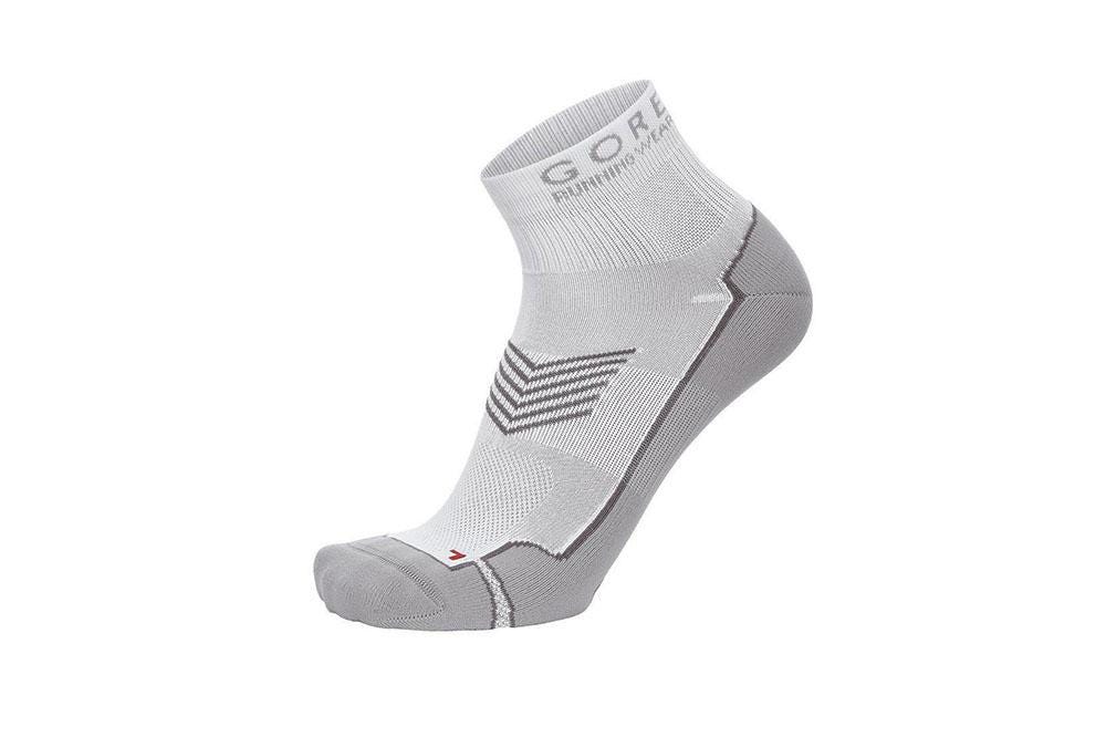 GORE WEAR Calzini Essential RunningQuesti sono
Calzini realizzati con taglio specifico da running per il massimo comfort. Sono a rapida asciugatura ed estremamente traspiranti grazie al materiale GORE Selected Fabrics. Il tessuto &egrave; in maglia pi&ugrave; leggera sul collo del piede per evitare punti di compressione all&#39;altezza dell&#39;allacciatura. Le cuciture sono super piatte antifrizione. Prezzo consigliato &euro; 14,95
Acquista su Amazon 

 

