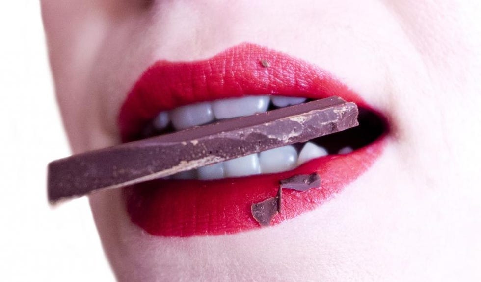 Senti il sapore. Gli studi hanno scoperto che il primo morso è quello che produce il massimo piacere e che le persone che mangiano grandi quantità di cibo sono quelle che si sentono meno soddisfatte quando consumano alimenti in porzioni più piccole. Se desideri qualcosa di dolce, prova a prenderne solo un assaggio. La privazione totale non è sostenibile: molti finiscono per gettare la spugna e per abbandonare la speranza di un’alimentazione più sana. Concedendoti il permesso di godere di uno o due morsi del tuo alimento preferito, ottieni il massimo della gratificazione con il minimo danno. Questo vale soprattutto per gli alimenti di alta qualità: un quadratino di squisito cioccolato fondente può dare molta più soddisfazione di una generica merendina al cioccolato.