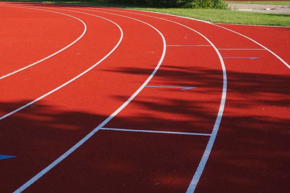 Fai ripetute brevi e medie Nel tuo programma di allenamento non potranno mancare le prove ripetute, e dovrai correre sia quelle brevi di 200-600 metri, sia quelle medie da 1 a 2 km. Eccoti alcuni esempi di lavori di ripetute brevi e medie:

a) 12x200 m, recupero da 1 a 2 minuti
b) 10-12 x 300 m, recupero da 1 a 2 minuti
c) 8x500 m, recupero da 1 a 2 minuti
d) 4x1 km, recuperoda 2 a 3 minuti
e) 2x2 km, recuperoda 2 a 3 minuti
f) 2 km + recupero 3&rsquo; + 2 x 1km, recupero da 2 a 3&rsquo; tra le prove.