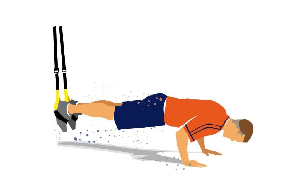 Push-Up con TRX
A COSA SERVE Questo esercizio, da fare in sospensione con il TRX o con i piedi in appoggio su una Fit-ball, &egrave; una variante dei piegamenti sulle braccia ed &egrave; ottimo per rafforzare tutta la muscolatura della parte alta del corpo: braccia, petto e tronco.
FAI COS&Igrave; Inizia dalla classica posizione del Push-Up, con le mani sotto le spalle e le gambe dritte dietro. Inserisci i piedi all&rsquo;interno delle cinghie del TRX in modo che il TRX sia perfettamente verticale (in alternativa appoggiali su una Fit-ball). Mantieni il corretto allineamento tra gambe, bacino e tronco. Piega i gomiti e abbassa il busto verso il suolo. Mantieni il fianco e le gambe il pi&ugrave; possibile bloccati. Lentamente spingi con le braccia verso l&rsquo;alto e ritorna alla posizione di partenza.
QUANTIT&Agrave; Fai 4 serie da 10/20 ripetizioni. Mantieni tutto il corpo in linea retta, dal capo alle caviglie.
ATTENZIONE Mantieni tutto il corpo in linea retta, dal capo alle caviglie.