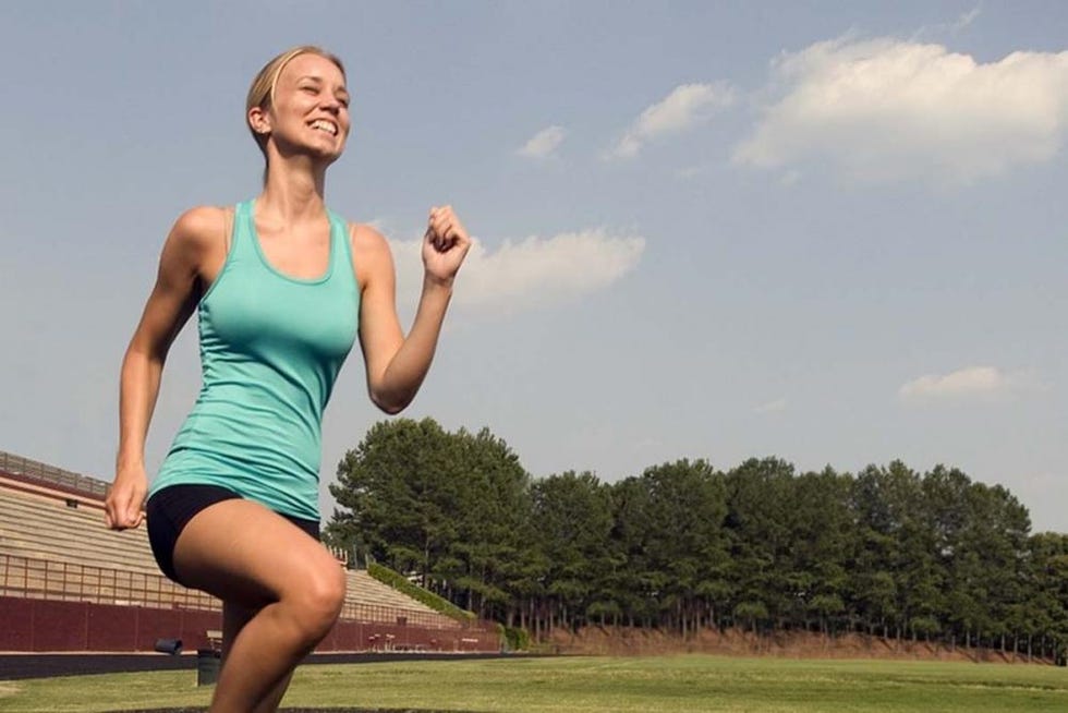 CORRERE È SUFFICIENTE PER LA STABILITÀ DEL GINOCCHIO. J.H. Pilates dedicò molto del suo lavoro non solo al recupero dei militari traumatizzati durante la Prima Guerra Mondiale, ma anche ai ballerini, la più famosa dei quali fu Martha Graham, che si rivolse a lui per un infortunio al ginocchio. Flessione, estensione, spostamenti laterali, rotazione, propriocezione sono fondamentali nel runner (come nel ballerino) per affrontare al meglio le irregolarità e le diversità dei terreni sui quali si corre e per contrastare le sollecitazioni negative alle quali è sottoposto il ginocchio durante la corsa.