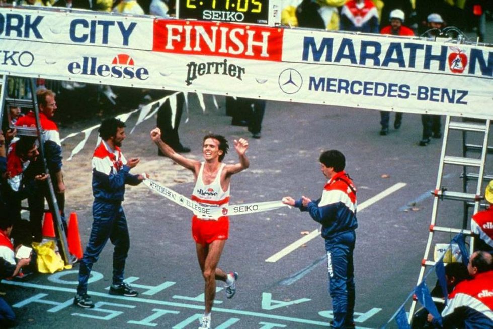 Il 2 novembre
1986 Gianni Poli taglia da vincitore il traguardo della maratona di New York (foto archivio di Gianni Poli)