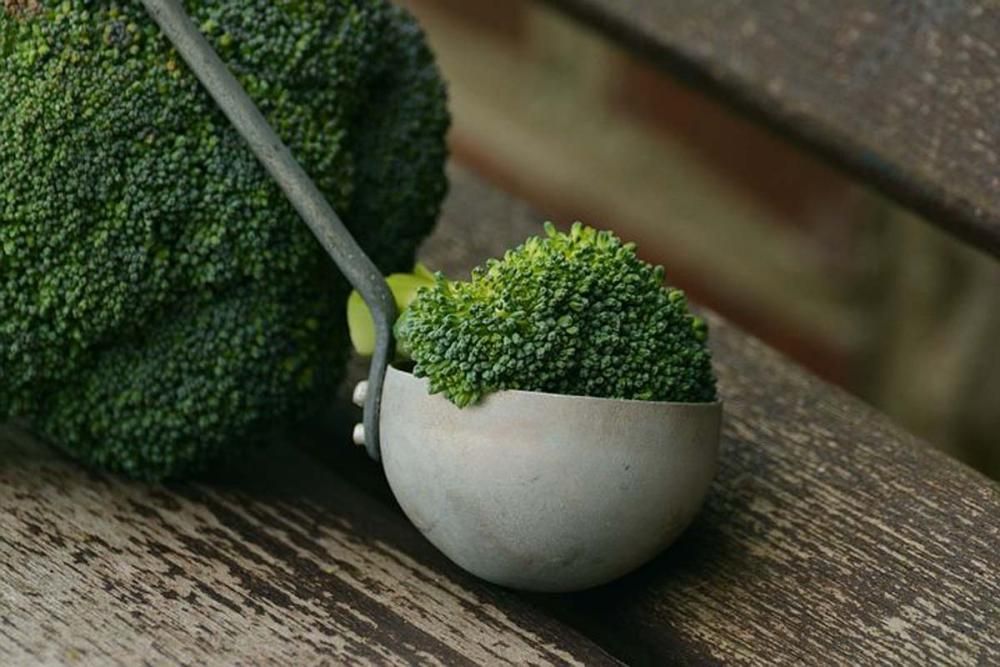 BROCCOLI Una porzione di broccoli cotti fornisce il 276% del fabbisogno giornaliero di vitamina K. Questo pu&ograve; aiutare a regolare i livelli di vitamina D nell&rsquo;organismo, particolarmente importanti durante l&rsquo;inverno, quando questa vitamina in circolazione tende a calare. Inoltre i broccoli contengono composti chiamati glucosinolati che le ricerche indicano essere utili nella prevenzione dei tumori.

MANGIALI COS&Igrave; Lessi come contorno, con il pollo saltati in padella, con la pasta.