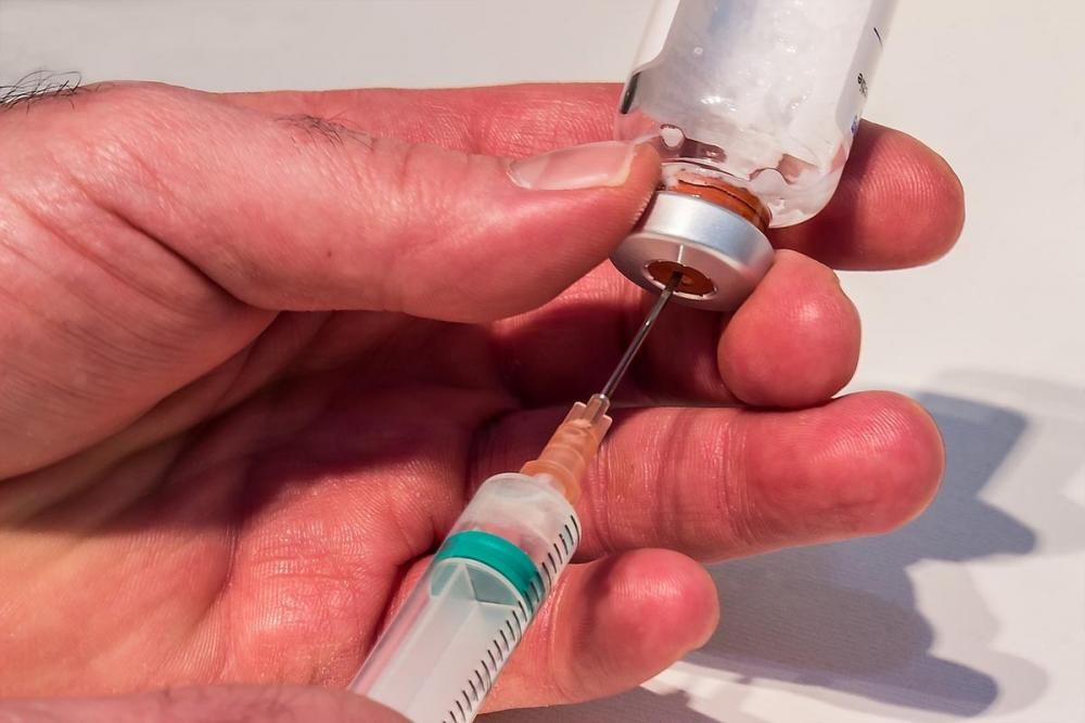 ACIDO IALURONICO &Egrave; uno dei componenti fondamentali dei tessuti connettivi umani. Per tessuto connettivo intendiamo un vasto gruppo di tessuti, definito cos&igrave; perch&eacute; unisce tra loro formazioni anatomiche diverse o perch&eacute; riempie gli interstizi tra varie strutture, formando a volte l&rsquo;impalcatura di sostegno o di appoggio per altri tessuti od organi. L&rsquo;acido ialuronico &egrave; diffuso nella sostanza fondamentale e raggiunge il massimo della concentrazione nel liquido sinoviale (quello che lubrifica le nostre articolazioni), nel cordone ombelicale e nel corpo vitreo dell&rsquo;occhio, ma &egrave; presente anche nelle cartilagini, nei tendini e nella pelle (che infatti &ldquo;invecchia&rdquo; anche perch&eacute; riduce il suo contenuto di acido ialuronico). Il suo utilizzo in ambito medico risale agli anni &rsquo;70, ma negli ultimi tempi si &egrave; notevolmente evoluto con ricerche mediche che ne hanno validato l&rsquo;efficacia e contributi importanti delle aziende farmaceutiche nella ottimizzazione dei prodotti. Per il runner over 50 affetto da artrosi iniziale del ginocchio o dell&#39;anca le infiltrazioni intrarticolari di acido ialuronico sono estremamente utili per concedergli di riprendere a correre dopo che dolore ed eventuale gonfiore di un ginocchio artrosico lo abbiano costretto al riposo. Quindi la sequenza sar&agrave;: dolore a un ginocchio dopo allenamento, visita specialistica con eventuali indagini strumentali, diagnosi di &ldquo;gonartrosi&rdquo; con o senza sinovite (produzione di liquido in eccesso all&rsquo;interno del ginocchio), fisioterapia, mantenimento della forza muscolare, bicicletta o nuoto e infiltrazioni con prodotto specifico a base di acido ialuronico. In commercio ve ne sono di differenti aziende: fatevi consigliare da un traumatologo sportivo quale sia il pi&ugrave; indicato per voi. La sua funzione &egrave; duplice, attenua l&rsquo;infiammazione e lubrifica l&rsquo;articolazione. Il liquido sinoviale, infatti, con gli anni riduce il quantitativo di acido ialuronico al suo interno e diventa pi&ugrave; fluido; l&rsquo;infiltrazione intrarticolare col prodotto favorisce il ruolo protettivo del liquido sinoviale incrementandone la densit&agrave;.