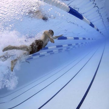 1 ATTIVITA’ DI CROSS TRAINING Troppi runners sono ancora legati alla teoria del “corri e basta”. Quelli che hanno provato ad allenarsi almeno una volta per il triathlon sanno perfettamente che alternare attività diverse – nella fattispecie corsa, nuoto e ciclismo – porta grandi benefici. Nuotare non è una perdita di tempo, perché consente un ottimo allenamento cardiovascolare e aiuta a sviluppare la forza nella parte superiore del corpo, sempre carente nei runners. Inoltre aiuta a “sciogliere” l’acido lattico eventualmente accumulato in una uscita impegnativa. Un’ottima proposta è andare in piscina due giorni alla settimana in quelli di riposo dalla corsa, magari alternando una volta vasche veloci ad altre lente (per migliorare la capacità polmonare) e un’altra facendo una nuotata più lunga a una velocità moderata. Se proprio non ti piace nuotare una buona alternativa è la bicicletta, anche se questa non è la stagione migliore per uscire (in molte palestre, però, sono disponibili ottimi surrogati della bici da strada). Tieni comunque sempre in conto l’opzione, perché, come il nuoto, è un’attività a basso impatto che ti farà comunque bruciare calorie e può aiutarti a mantenerti in forma quando hai bisogno di un giorno di riposo dalla corsa nuoto