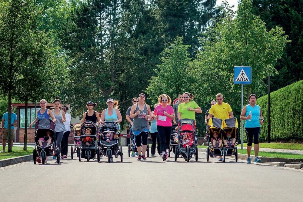 IDEA GENIALE La carrozzina va chiamata col giusto termine: passeggino jogger &egrave; il mio preferito. Moltissimi lo chiamano baby jogger, esattamente come spesso viene definita cyclette la bici stazionaria. In realt&agrave; Cyclette &egrave; il nome commerciale di un prodotto specifico, cos&igrave; come Baby Jogger &egrave; quello di un&rsquo;azienda fatta nascere nel 1984 da tal Phil Baechler. Phil &egrave; un giornalista e ha una passione: correre. In un lavoro che non ha orari come il suo diventa difficile combinare la passione con lo stare vicino al suo bimbo Travis, quindi cerca di andare a correre con un normale passeggino ma si accorge che &egrave; difficile manovrarlo correndo e poi non s&rsquo;adatta ai vari terreni. Da qui la geniale idea di creare un passeggino pensato per tale scopo. Crea cos&igrave; l&rsquo;azienda Baby Jogger ed ecco uscire il primo passeggino a tre ruote adatto alla corsa. Due ruote posteriori e una anteriore con circonferenza elevata cos&igrave; da poter correre su tutti i terreni, sabbia compresa, e manovrarlo al meglio. Oggi sono in commercio differenti prodotti sintetizzabili con due modelli: uno, meno diffuso, che &egrave; una vera carrozzina per neonati (il bimbo sta sdraiato e coperto), ma con tre ruote; l&rsquo;altro, in cui il bimbo sta seduto, &egrave; fissato con una cintura di sicurezza e ha anche un freno &ndash; tipo bici &ndash; per la ruota anteriore e una staffa che va collegata al polso del runner.