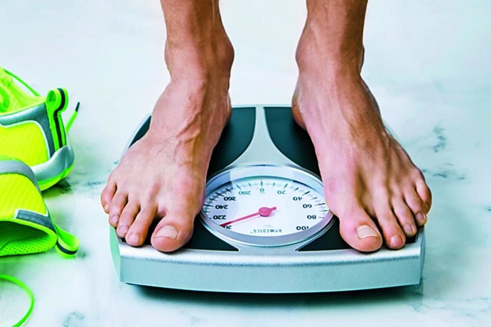 SALI SULLA BILANCIA Il peso di molti americani di mezza et&agrave; sale mediamente di un chilo all&rsquo;anno. Statisticamente, secondo il National Runners&rsquo; Health Study, in dipendenza dei nuovi stili di vita, anche i runners mettono su quasi due chili ogni dieci anni. &Egrave; pi&ugrave; facile mantenere il peso che perderlo, insomma. Dunque &egrave; bene che chi riesce a dimagrire salga spesso sulla bilancia per tenere il peso sotto controllo ed essere eventualmente pronto a reagire (Foto di 
ANAÏS&DAX)