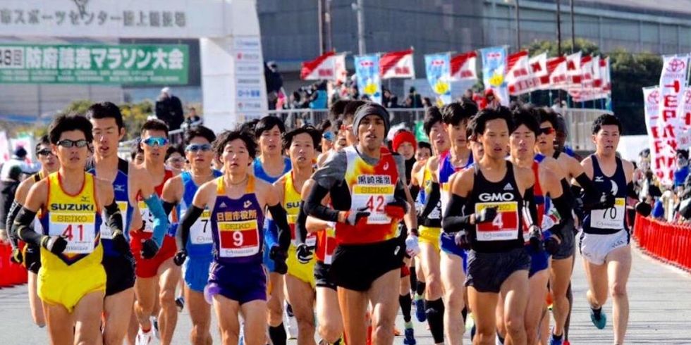 ACCETTA LO SFORZO Per prepararsi alla partenza di buon&rsquo;ora del campionato mondiale di maratona del 2007, un allenatore giapponese ha fatto fare colazione ai suoi runners alle 4 del mattino, tutti i giorni, per 20 giorni. Nessun disagio &egrave; troppo grande per loro &ndash; dopotutto la parola che pi&ugrave; piace ai giapponesi (secondo un sondaggio dell&rsquo;emittente nazionale) &egrave; doryoku, traducibile con sforzo, impegno. Un esempio pratico: i runners giapponesi sono famosi per correre i loro lunghi su circuiti di uno o due miglia (un chilometro e mezzo, tre chilometri), o anche in pista. &Egrave; mentalmente temprante e gli consente di affinare la percezione del ritmo.