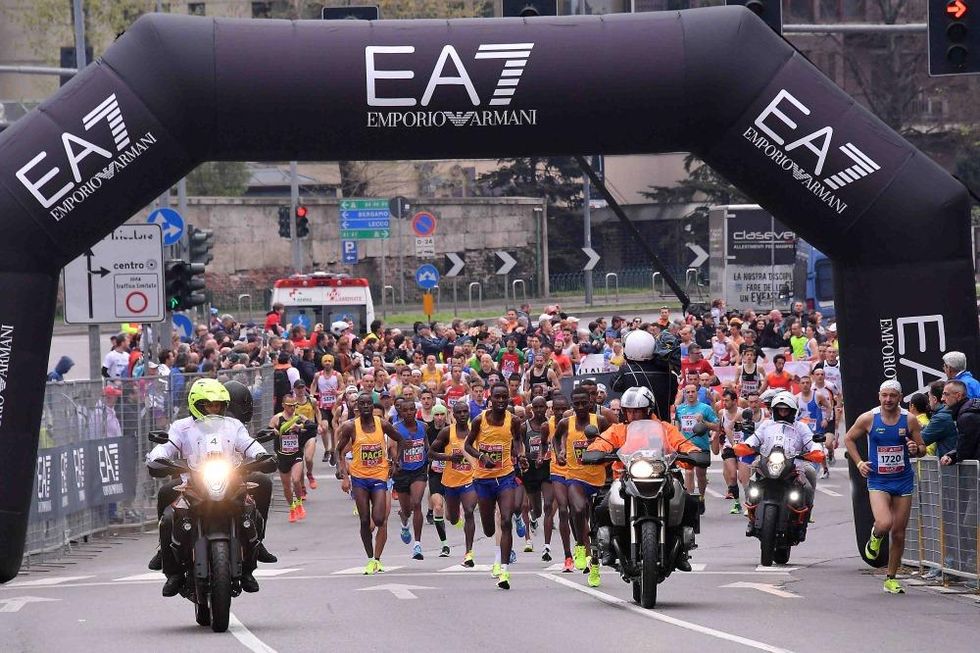La spettacolare partenza della Milano Marathon 2017 (foto gallery La Presse).