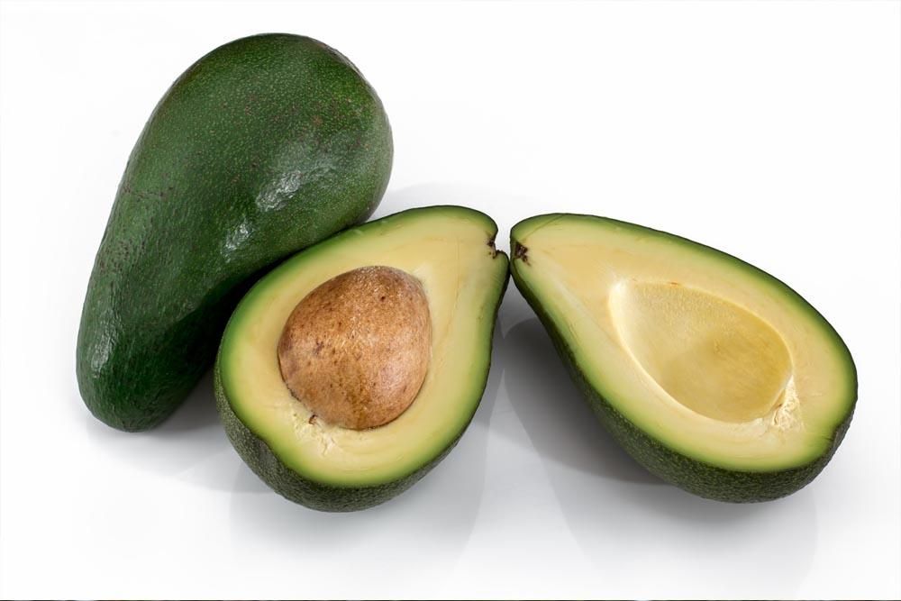 AVOCADO Quando ti fai un panino minimamente &ldquo;elaborato&rdquo;, sostituisci le salsine o la maionese con delle fette di avocado. Avrai uno snack meno calorico e farai rifornimento di vitamina E (due cucchiai di avocado contengono 5 grammi di grassi e 55 calorie)