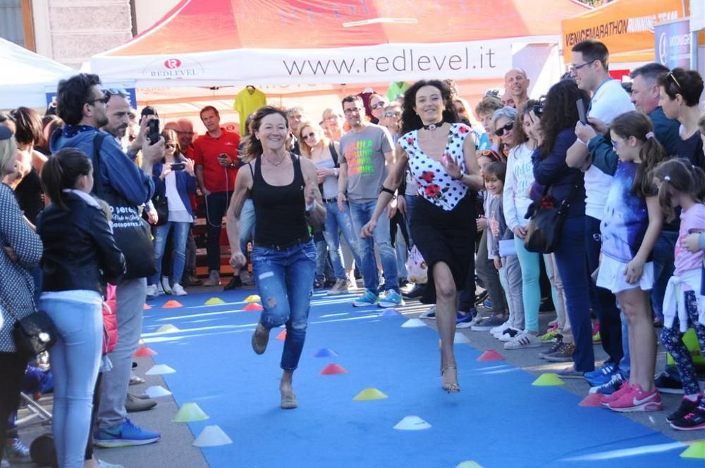 Alla Corsa sui tacchi ci si sfida a coppie. Di eliminazione in eliminazione si arriva alla finalissima che assegna il titolo di &quot;Pi&ugrave; veloce del pomeriggio&quot;.