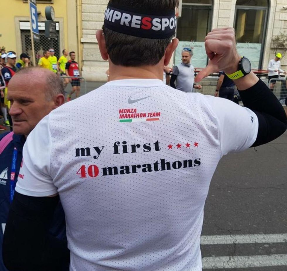 Andrea Galbiati con la maglia commemorativa delle sue prime 40 maratone