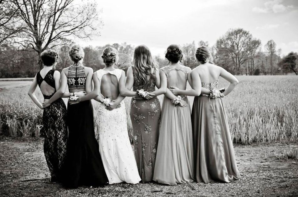 25 Best Prom Poses - Creative Ideas For Prom Pictures With Your Besties