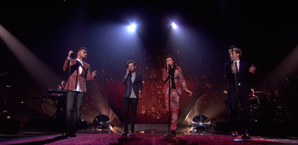 One Direction S Final Performance And Hug Before Their Hiatus Will Make You Weep