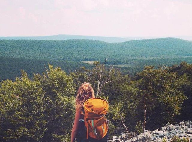 Cielo, Formas terrestres montañosas, Bolsa, Tierras altas, Gente en la naturaleza, Montaña, Colina, Mochilero, Equipaje y bolsas, Naturaleza,