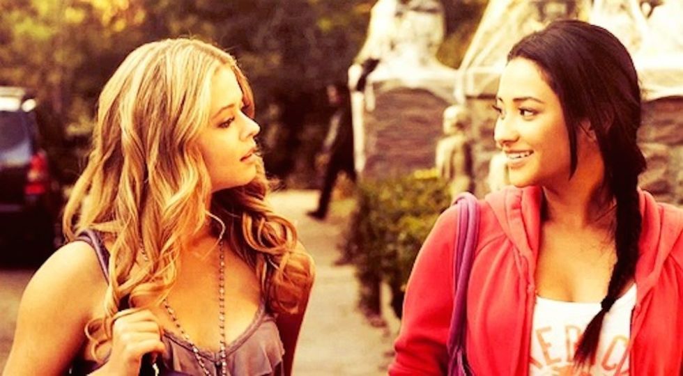 Shay Mitchell Reveals When Emily And Alison Will Finally Get Together 0453