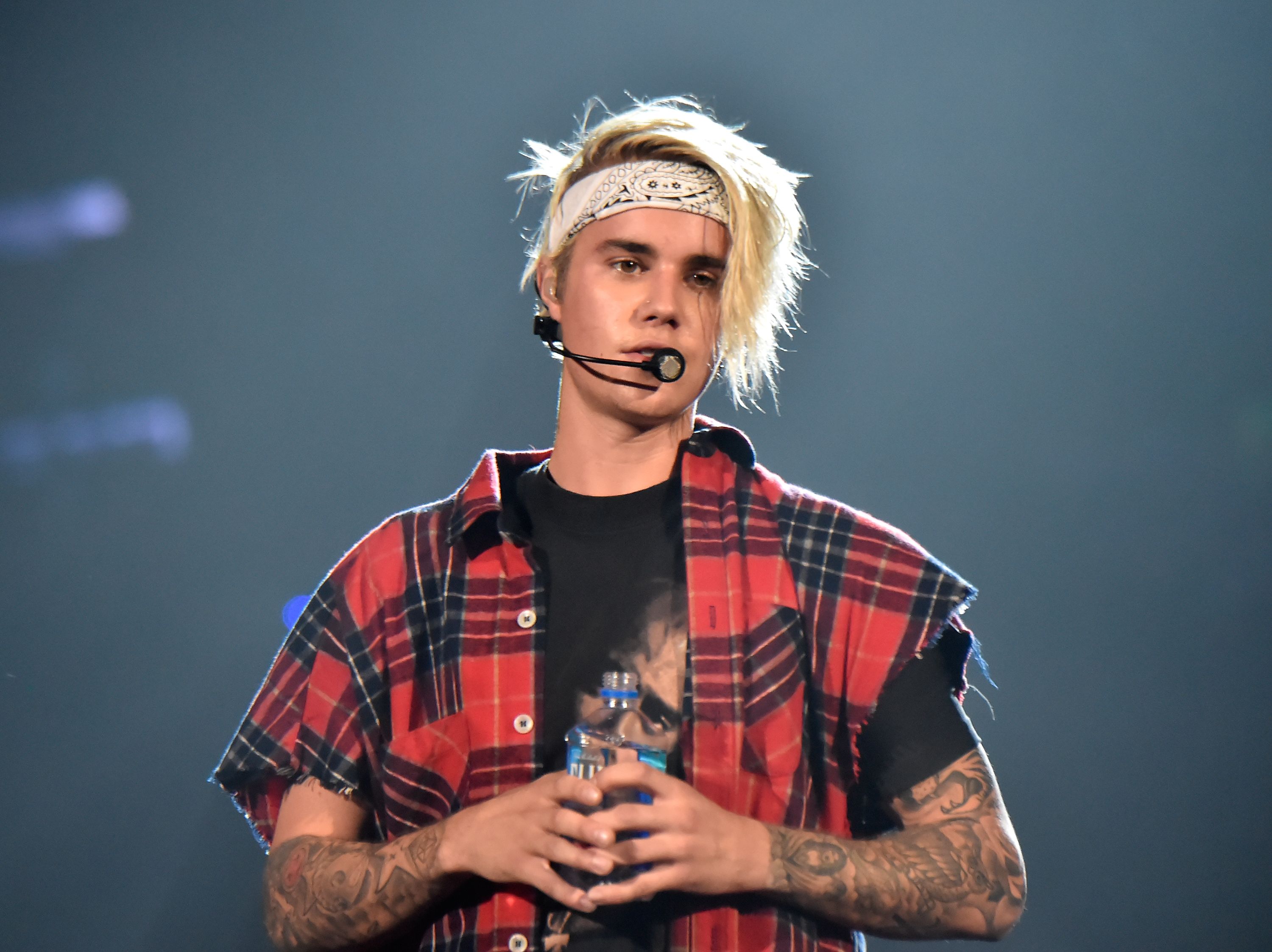 Justin Bieber Hits Back At Hater Who Called Him A Prick For Not Taking Photos With Fans