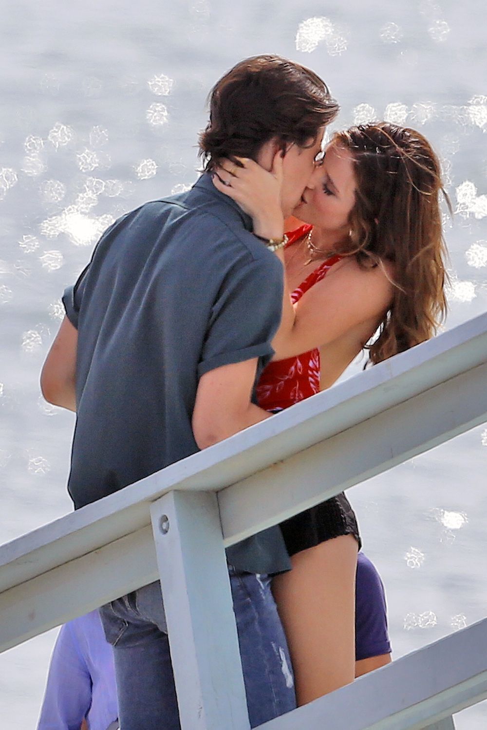 Bella thorne kiss photo