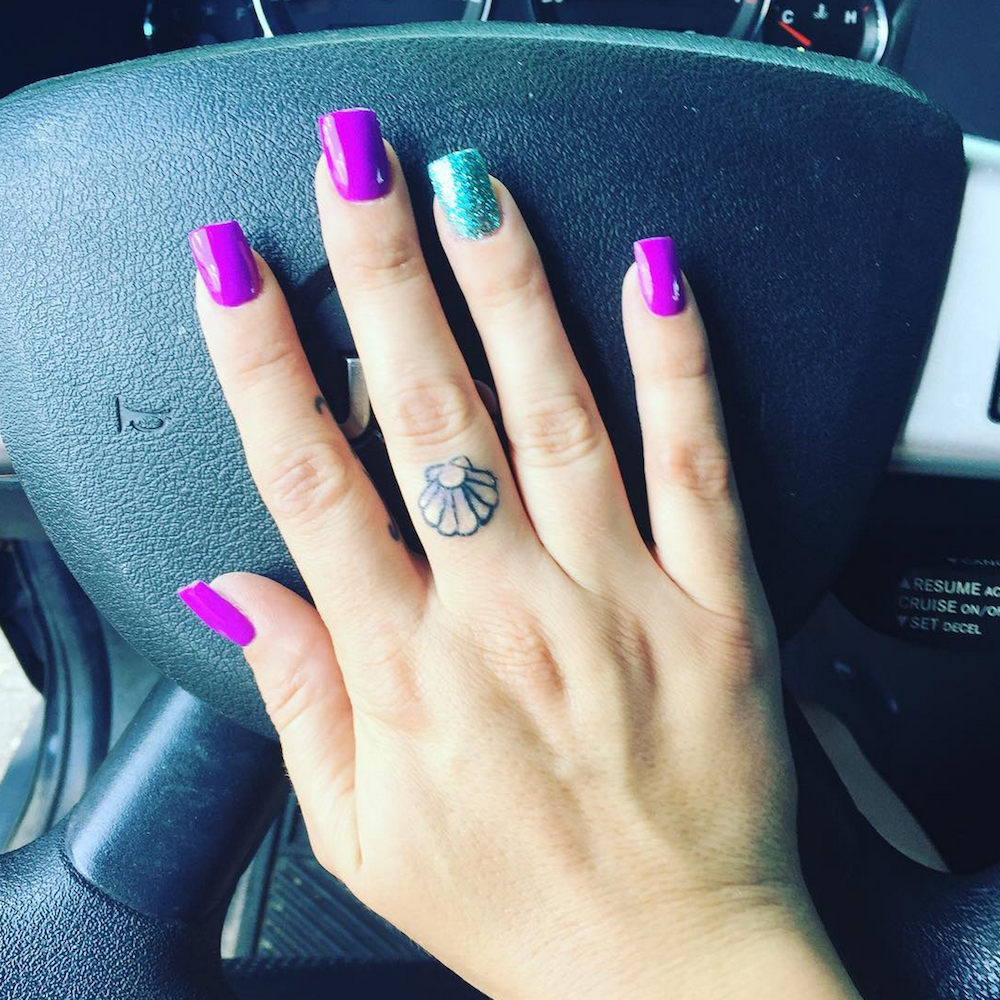 25 Finger Tattoos That Deserve Two Thumbs Up