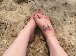 Human, Finger, Skin, Toe, Joint, Barefoot, Sand, Wrist, Foot, Nail, 