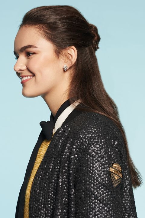<p>Trying to make your look&nbsp;last half a week before you break out a sweat in&nbsp;gym?&nbsp;Instead of overloading on dry shampoo, use greasy roots to your best advantage by creating a super-cute, super-easy&nbsp;half-up bun.</p>