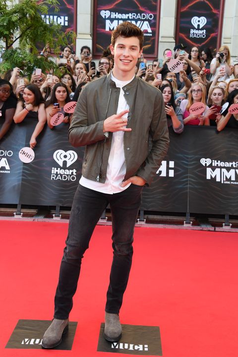 Hair, Trousers, Shirt, Flooring, Red, Outerwear, Premiere, Carpet, Jeans, Style, 
