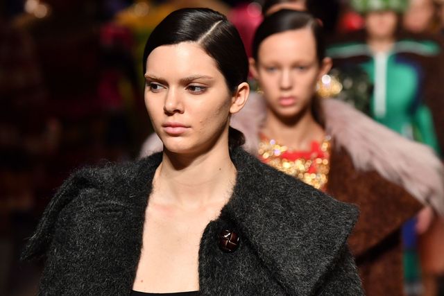 The Way Kendall Jenner Accessorized Her Chanel Suit Is Really Surprising