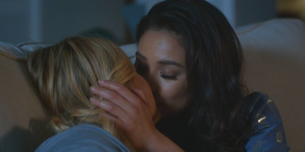 Alert Alison And Emily Just Got Engaged On The Pll Finale