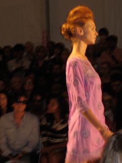 Hairstyle, Fashion show, Style, Fashion, Neck, Fashion model, Audience, Runway, Fashion design, Haute couture, 