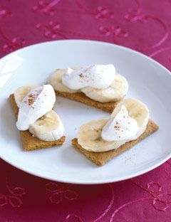 graham crackers with bananas and whipped cream