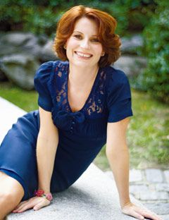 picture of airhead author meg cabot in a blue dress