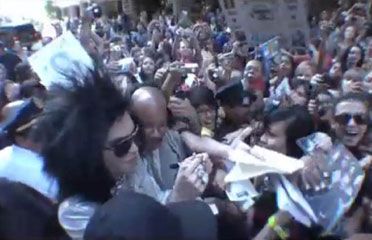 Bill getting MOBBED by fans at <i>TRL</i>