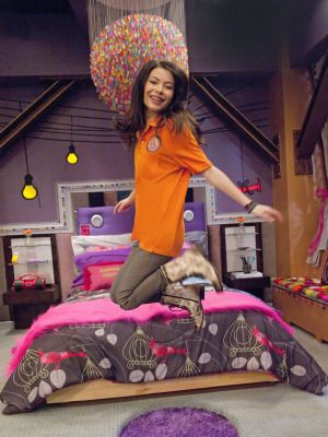 never before seen photo of icarly's bedroom