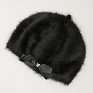 Textile, Style, Collar, Costume accessory, Fur, Black-and-white, Snout, Monochrome, Monochrome photography, Natural material, 