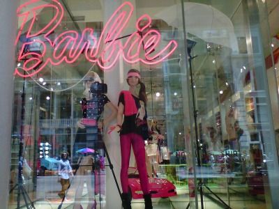 Retail, Glass, Display window, Display case, Fashion, Bag, Mannequin, Transparent material, Outlet store, Boutique, 