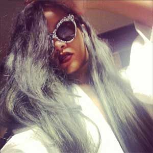 Rihanna debuts gray hair