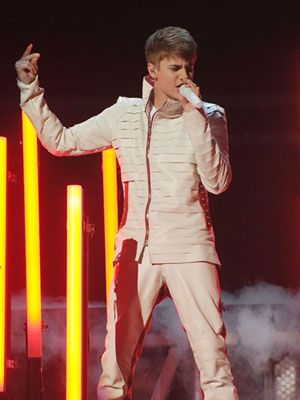 SEV-Justin-Bieber-AMA-Performance
