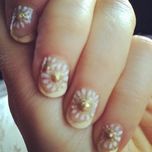 Zooey Deschanel Daisy Nails Tutorial Zooey Deschanel 14 Golden Globes Nails