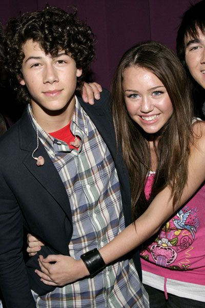 Is nick jonas dating miley cyrus