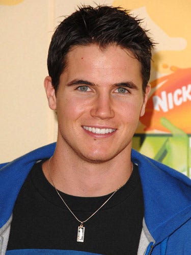 Robbie Amell.