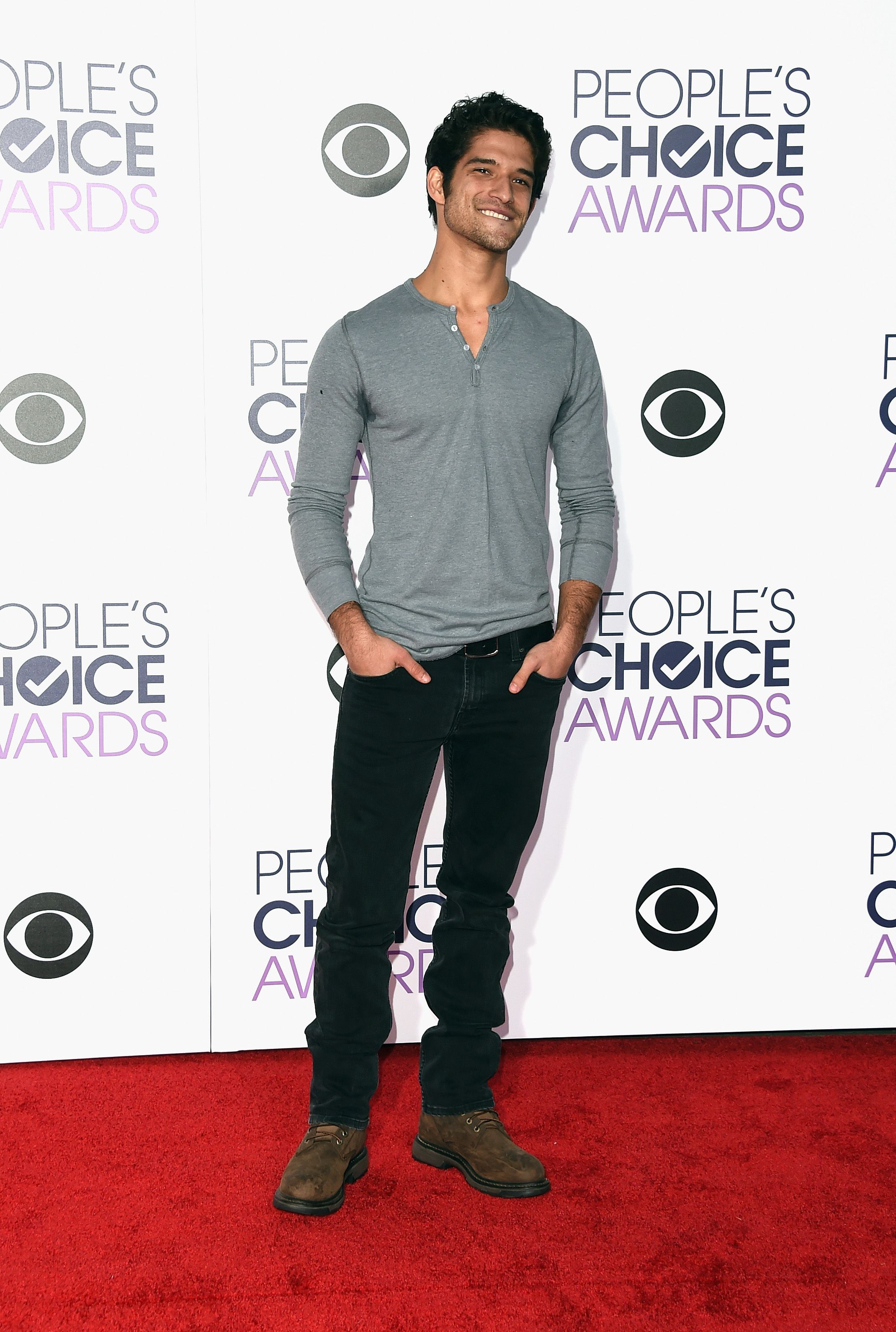 casete aleatorio Inclinado Tyler Posey Put in Zero Effort on the People's Choice Awards Red Carpet and  Still Looked Ridiculously Hot