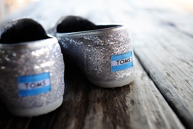 peber Udlænding Kirsebær Holiday Gift Idea: TOMS Glitter Shoes