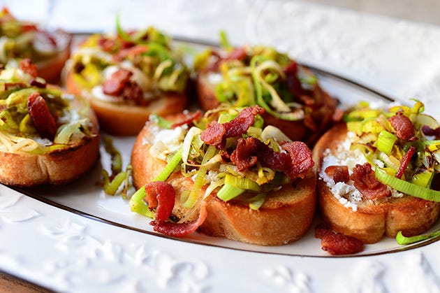 Cheese cigars with leek and bacon